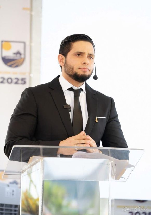 El alcalde del Distrito Municipal de La Otra Banda, Alexander “El Hijo del Pueblo”, reafirmó su compromiso con el desarrollo vial de la provincia.