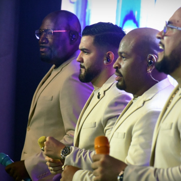 Vestidos de crema, desde el director, hasta músicos y cantantes, esta banda inició en República Dominicana su gira “Niche disco Tour” y qué bien le fue la apertura de la misma.