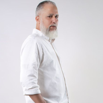 El actor dominicano Héctor Then entra en una etapa intensa de trabajo con tres proyectos que lo colocan simultáneamente en la cartelera de cine, en plataformas digitales y sobre las tablas.