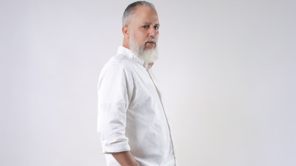 El actor dominicano Héctor Then entra en una etapa intensa de trabajo con tres proyectos que lo colocan simultáneamente en la cartelera de cine, en plataformas digitales y sobre las tablas.