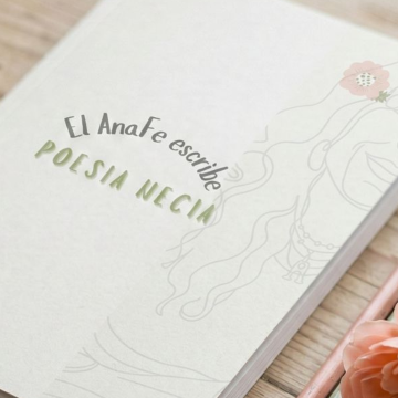 La artista polifacética Ana Fe conocida por la agrupación MarteOvenus y por su historia como compositora y creadora en proyectos musicales y escénicos, presenta una nueva etapa en su carrera: la literatura. Su primer libro de poemas, “Poesía Necia”-