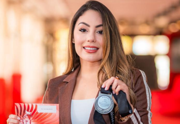 La destacada periodista Iluminada Muñoz expresa su sincero agradecimiento a la Asociación de Cronistas de Arte (Acroarte) por su reciente nominación a los Premios Soberano, reconocimiento que recibe por segundo año consecutivo a través de su exitoso programa “Iluminada: La Entrevista”.