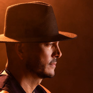 Max Max no solo introduce su nueva producción discográfica, sino que también propone una experiencia musical íntima que invita al público a escuchar, conectar y dejarse llevar por las historias que dan vida a “A MEDIA LUZ”.