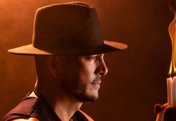 Max Max no solo introduce su nueva producción discográfica, sino que también propone una experiencia musical íntima que invita al público a escuchar, conectar y dejarse llevar por las historias que dan vida a “A MEDIA LUZ”.