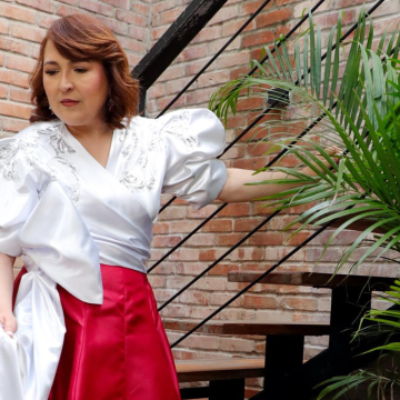 La diseñadora que se abre paso en el país con un estilo único y vanguardista se inspiró en la Reina de Corazones para este diseño que luce la periodista y comunicadora.