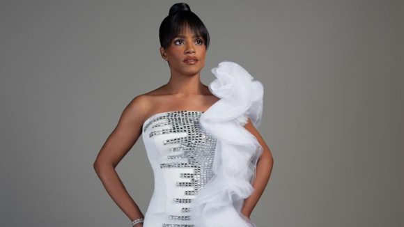 “Rascacielos de Cristal”, una creación del diseñador Luis Domínguez y estilismo del veterano Radhame Espíritu que entrelaza estética, identidad y mensaje.