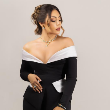 La comunicadora incorporó piezas en larimar de la colección Alas de Sol de Laura Tosato, aportando un distintivo sello caribeño que elevó el estilismo con identidad y lujo.