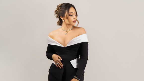 La comunicadora incorporó piezas en larimar de la colección Alas de Sol de Laura Tosato, aportando un distintivo sello caribeño que elevó el estilismo con identidad y lujo.