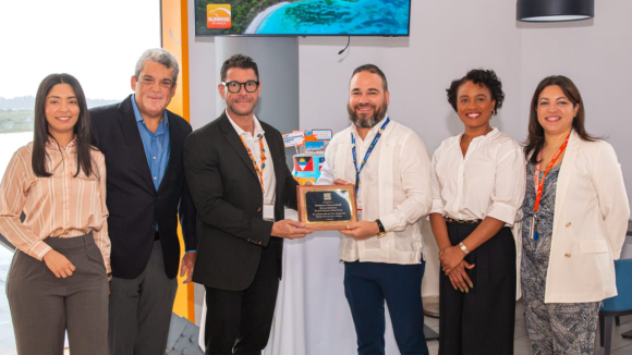 Sunrise Airways Dominicana se enorgullece de celebrar el lanzamiento de su nuevo servicio aéreo regional que conecta Santo Domingo con Antigua y Tórtola, reforzando su compromiso con una conectividad más sólida en el Caribe.
