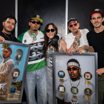 El astro del urbano latino global Myke Towers recibió por parte del equipo de Warner Music México, y por primera vez en el país, dos placas conmemorativas que agrupan diversas certificaciones obtenidas en México por sus tracks.