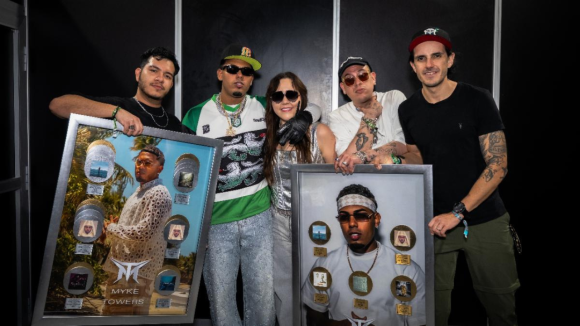 El astro del urbano latino global Myke Towers recibió por parte del equipo de Warner Music México, y por primera vez en el país, dos placas conmemorativas que agrupan diversas certificaciones obtenidas en México por sus tracks.