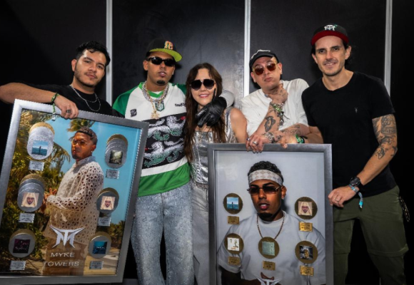 El astro del urbano latino global Myke Towers recibió por parte del equipo de Warner Music México, y por primera vez en el país, dos placas conmemorativas que agrupan diversas certificaciones obtenidas en México por sus tracks.