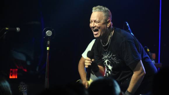 La emblemática banda dominicana Aljadaqui protagonizó una noche apoteósica al presentarse a casa llena en el Hard Rock Café Santo Domingo, donde ofreció un espectáculo electrizante que estremeció al público de principio a fin.