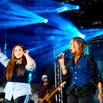 Histórica manifestación de fe en Constanza con "Adorando Juntos" Constanza vive una manifestación masiva de fe, solidaridad y adoración en el histórico concierto “Adorando Juntos” de ReconocidosNet