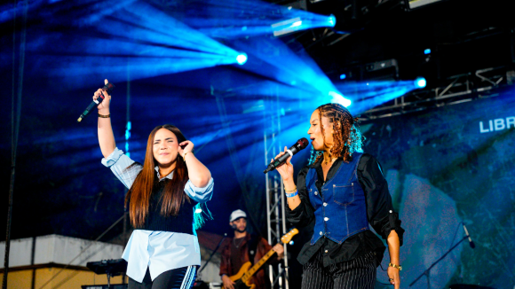 Constanza vive una manifestación masiva de fe, solidaridad y adoración en el histórico concierto “Adorando Juntos” de ReconocidosNet