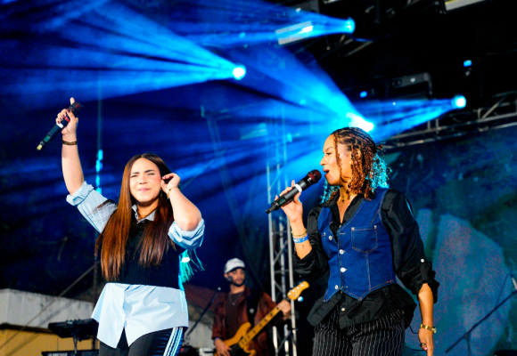 Constanza vive una manifestación masiva de fe, solidaridad y adoración en el histórico concierto “Adorando Juntos” de ReconocidosNet